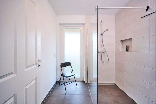 Modernes Duschbad im Erdgeschoss mit Sauna und Walk-in-Dusche
