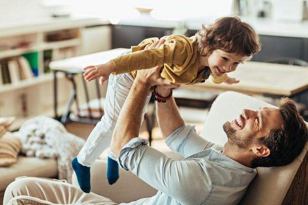 Vater-Kind-Moment Zuhause