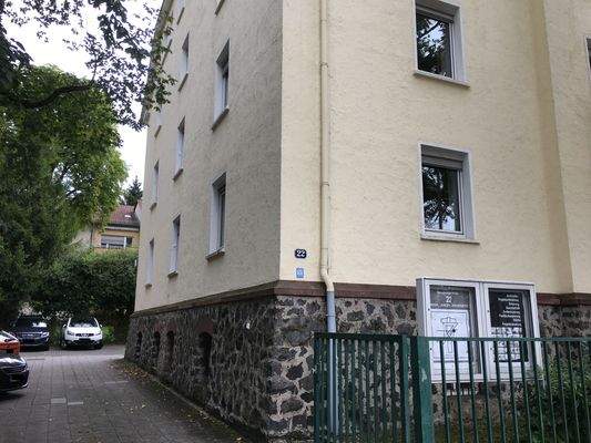 Zufahrt zum Hof mit Stellplätzen