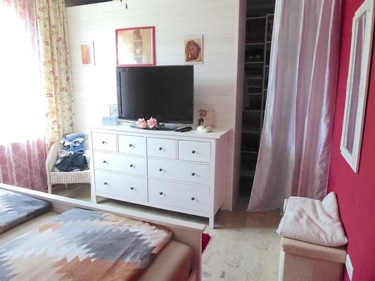 Schlafzimmer mit Zugang begehbarer Kleiderschrank