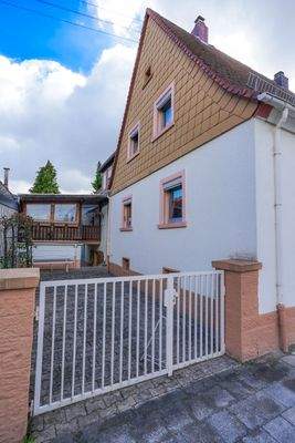 Hausansicht mit Wintergarten