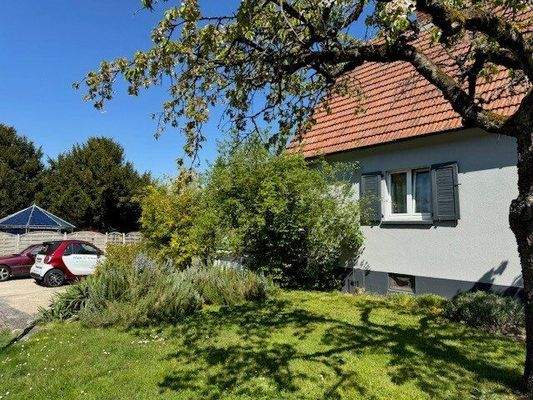 Südfassade mit Blick auf Kfz- Stellplätze