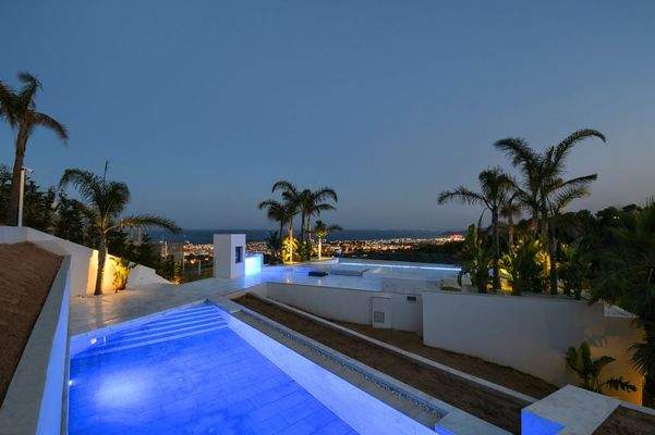 Pool am Abend mit Beleuchtung