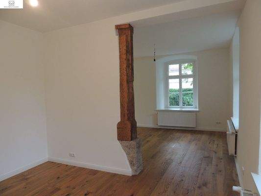 Blick vom Wohnzimmer ins Esszimmer