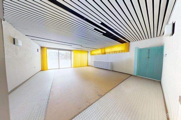 Schwimmhalle (Möbel mit KI entfernt)