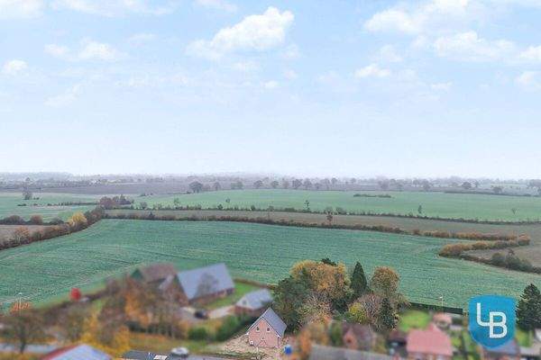 Umgeben von Feldern...