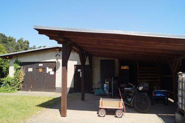 Carport und Garage
