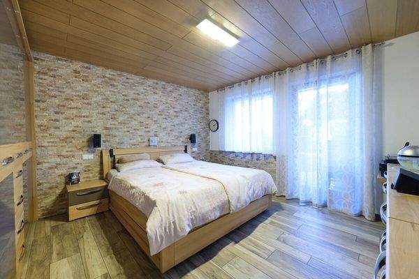 Schlafzimmer mit Zugang auf die Terrasse