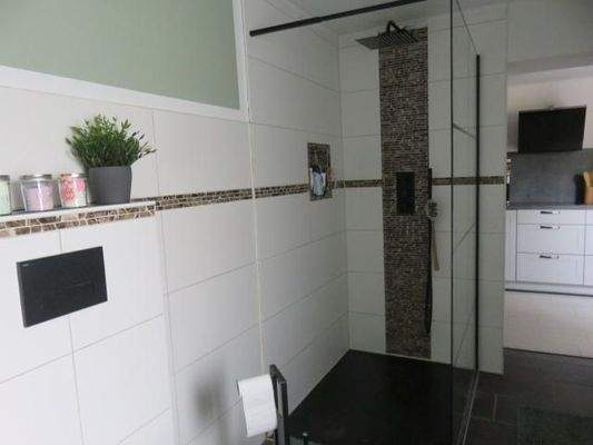 Badezimmer mit Dusche