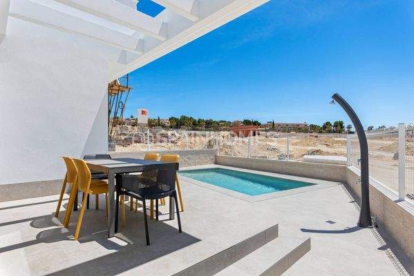 Detached Villas Near the Amenities in Algorfa Alicante