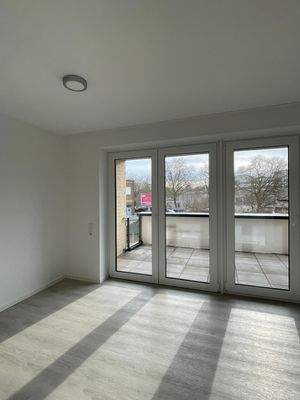 Wohnzimmer mit Balkonzugang