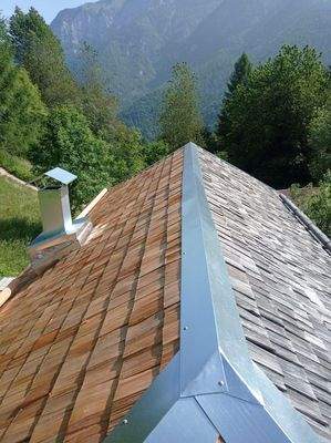 Neues Holzschindeldach