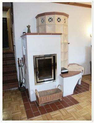 mit schickem Kachelofen!