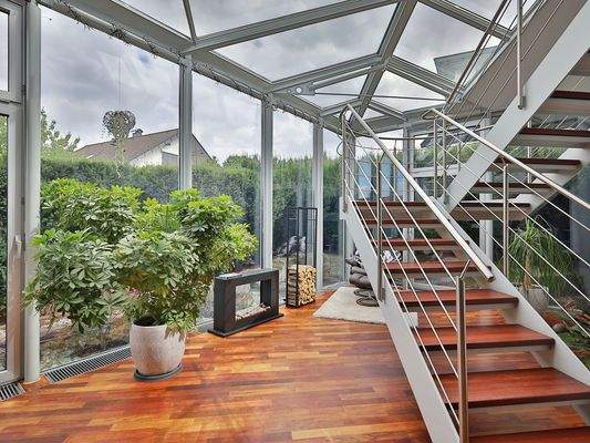 Voll verglaster Bereich mit Zugang zum Elternbereich im Obergeschoss