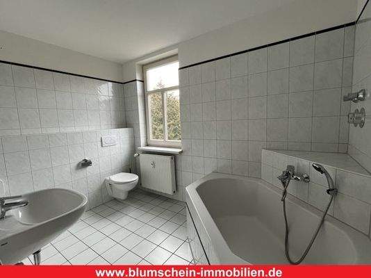 Tageslichtbad mit Wanne