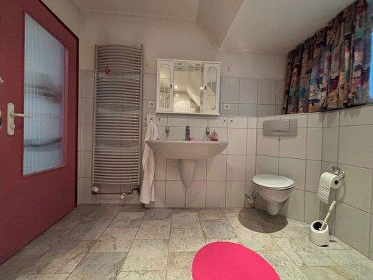 Teilansicht vom Badezimmer im Dachgeschoss