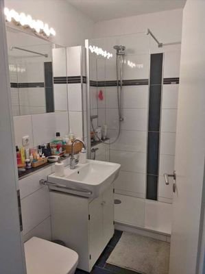 Bad mit Dusche 