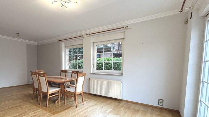 Großzügiges Esszimmer