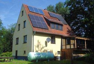 Hausansicht_untere_Gartenebene