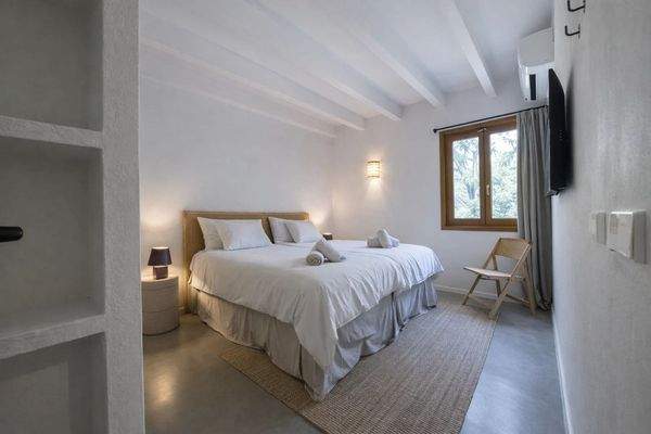 Schlafzimmer mit Stauraum