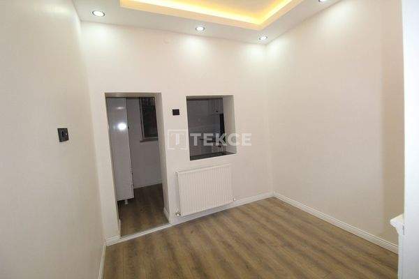 Renovated Building 600 Meters from the Sea in Fatih