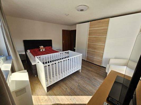 Das Schlafzimmer rechts.jpg