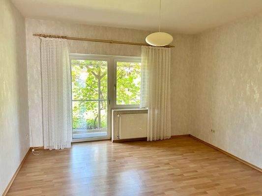 Schlafzimmer mit Zugang zum Garten