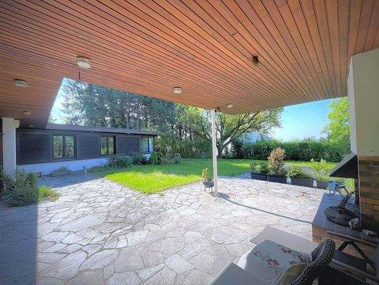 große geschützte Terrasse