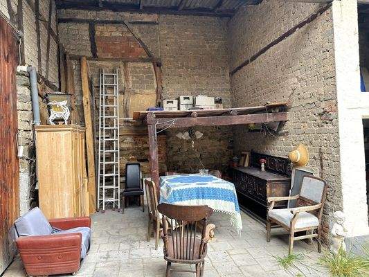 Überdachter Sitzplatz und Abstellraum