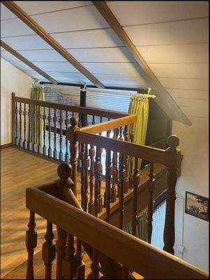 Stilvolles Holzgeländer im Dachgeschoss – Eleganz in luftiger Höhe