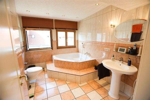 Bad mit Eck-Wanne 2 OG