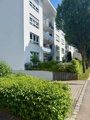 Hausansicht und Tiefgaragenabfahrt