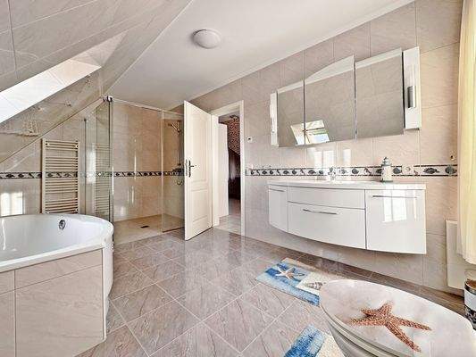 Großzügig gestaltetes Badezimmer