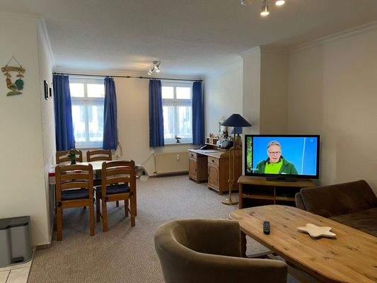 Wohnzimmer mit Blick zur offenen Veranda