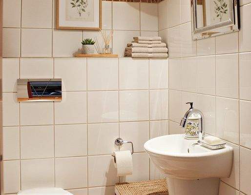 Gäste-WC, mit KI eingerichtet