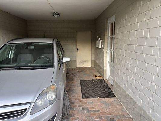 Der Eingangsbereich mit überdachtem Stellplatz