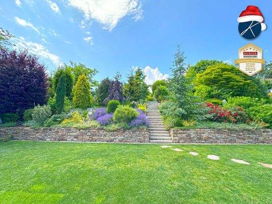 Traumgarten mit Koi-Teich und Wasserspielen