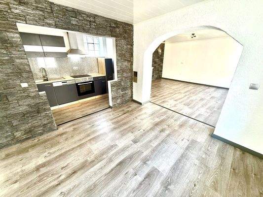 In Ihrem Esszimmer gen Küche & Wohnzimmer