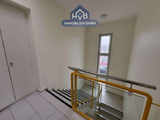 Treppenhaus-Eingang-Parkplatz