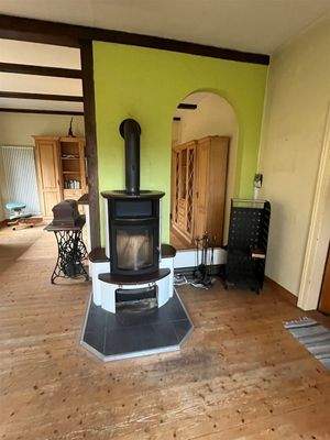 Wohnraum mit Kamin im EG