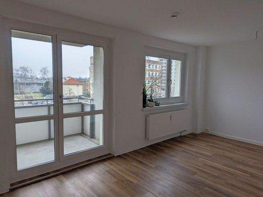 Wohnzimmer mit Balkon