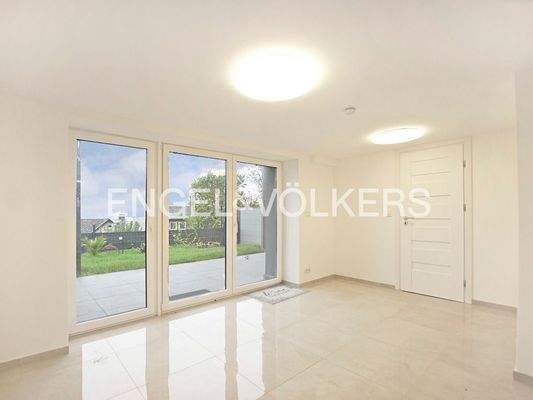 Hobbyzimmer mit Zugang zu Terrasse und Garten
