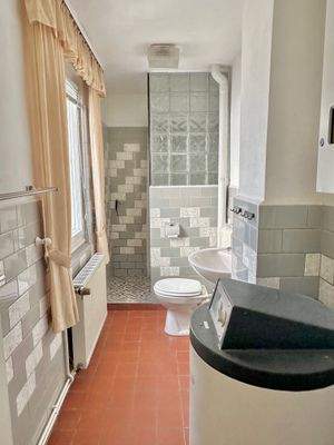 Badezimmer mit Dusche und Heizung im OG