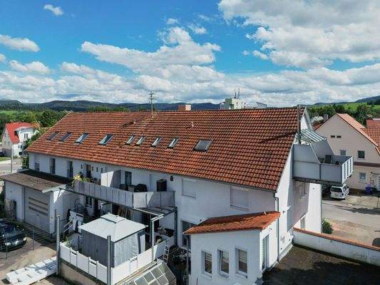 Wohnung im Dachgeschoss, Drohnenansicht hinten