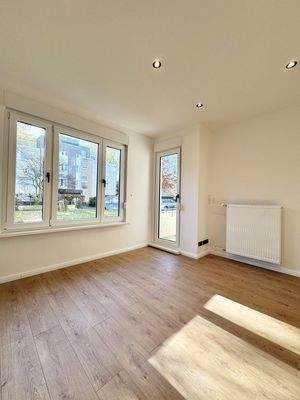 Wohnzimmer mit Balkon/Balcony