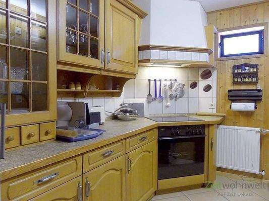 Küche - rechte Seite mit Herd und Geräten