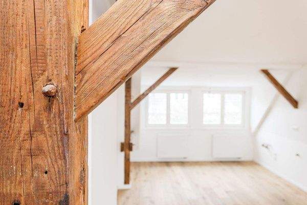 Geräumiges Wohnzimmer mit offener Küche