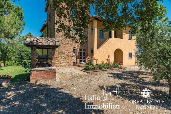 Schöne helle Villa in herrlicher Lage mit Türmchen, Pool, Weinberg und Olivenhain