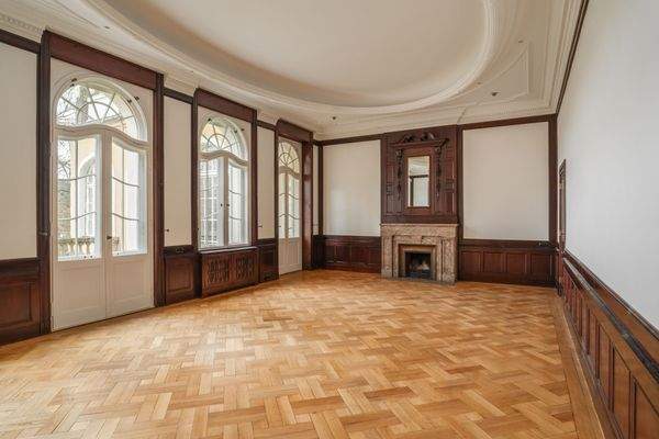 Speisesaal mit Stuckverzierungen und Holzvertäfelu