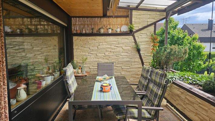 Balkon/Terrasse m. Ausgang Garten